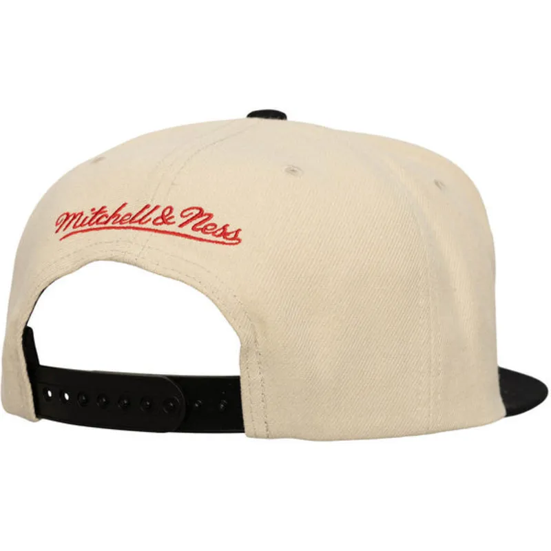 gorra-plana-negra-y-beige-snapback-across-the-board-de-chicago-bulls-nba-de-mitchell-ness