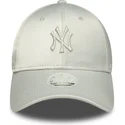 grune-gebogene-verstellbare-damenkappe-9forty-bow-back-satin-der-new-york-yankees-mlb-von-new-era
