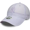 violette-verstellbare-curved-cap-mit-violettem-logo-fur-damen-9twenty-seersucker-der-new-york-yankees-mlb-von-new-era