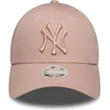gorra-curva-rosa-ajustable-con-logo-rosa-para-mujer-9forty-league-essential-de-new-york-yankees-mlb-de-new-era