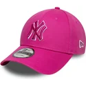 verstellbare-rosa-kappe-mit-gebogenem-schirm-und-rosa-logo-9forty-team-outline-der-new-york-yankees-mlb-von-new-era
