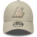 beige-verstellbare-curved-cap-mit-beigem-logo-9forty-team-outline-der-los-angeles-lakers-nba-von-new-era