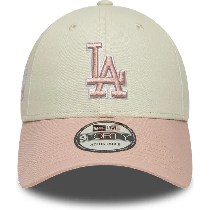 beige-und-rosa-verstellbare-curved-cap-mit-rosa-logo-9forty-world-series-patch-der-los-angeles-dodgers-mlb-von-new-era