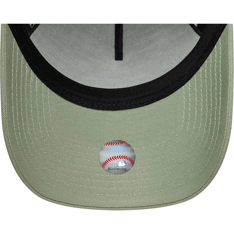 grune-gebogene-snapback-kappe-e-frame-league-essential-der-new-york-yankees-mlb-von-new-era