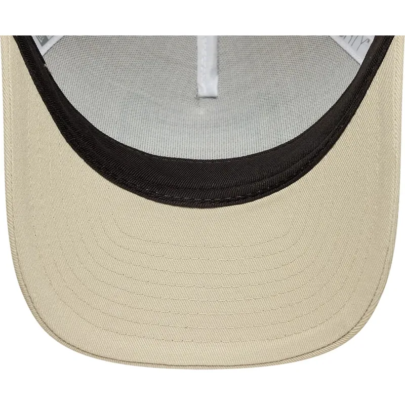 beige-trucker-cap-9forty-m-crown-a-frame-multi-patch-von-new-era