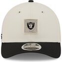 beige-und-schwarze-gebogene-snapback-kappe-9forty-m-crown-training-pack-2026-der-las-vegas-raiders-nfl-von-new-era