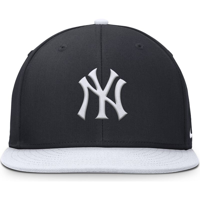 marineblaue-und-weisse-flache-snapback-kappe-fur-jungen-dri-fit-pro-structured-square-bill-von-new-york-yankees-mlb-von-nike