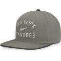 grune-flache-snapback-kappe-dri-fit-pro-structured-square-bill-der-new-york-yankees-mlb-von-nike