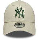mutzen-gebogen-beige-verstellbares-band-9forty-league-essential-der-new-york-yankees-mlb-von-new-era