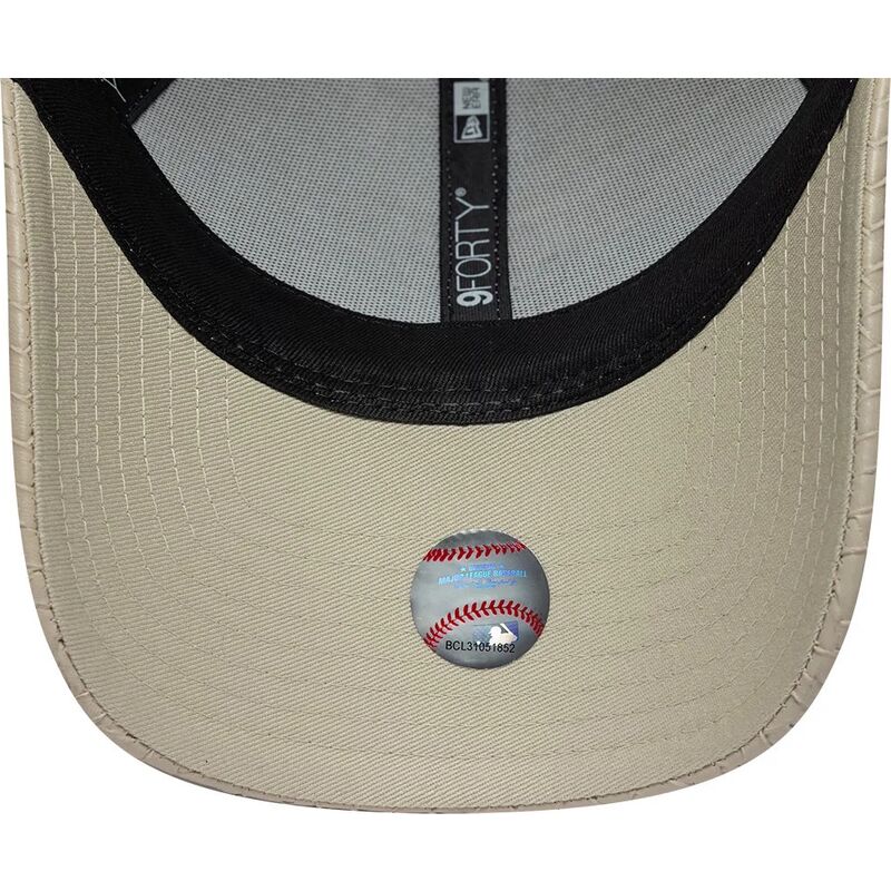 mutzen-gebogen-beige-verstellbares-band-9forty-pu-weave-der-new-york-yankees-mlb-von-new-era