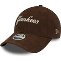mutzen-gebogen-braun-verstellbares-band-9twenty-cord-script-der-new-york-yankees-mlb-von-new-era