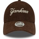 mutzen-gebogen-braun-verstellbares-band-9twenty-cord-script-der-new-york-yankees-mlb-von-new-era