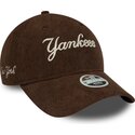 mutzen-gebogen-braun-verstellbares-band-9twenty-cord-script-der-new-york-yankees-mlb-von-new-era