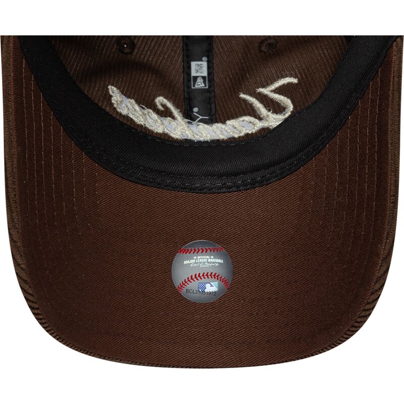 mutzen-gebogen-braun-verstellbares-band-9twenty-cord-script-der-new-york-yankees-mlb-von-new-era