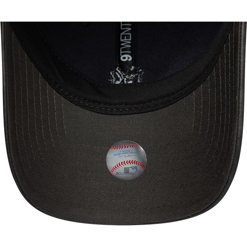 mutzen-gebogen-schwarz-verstellbares-band-9twenty-washed-pu-der-new-york-yankees-mlb-von-new-era