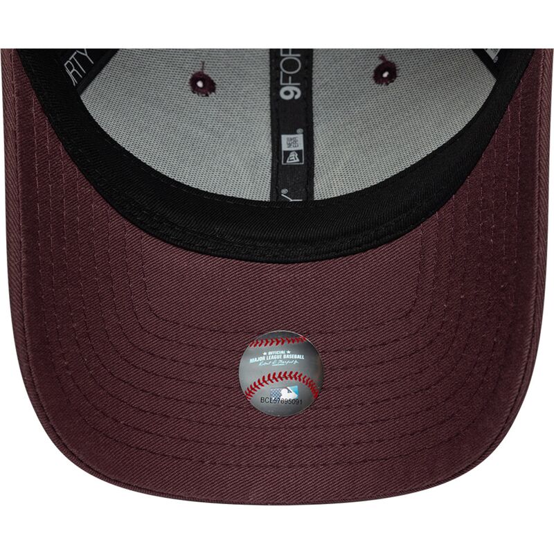 mutzen-gebogen-rot-verstellbares-band-9forty-league-essential-der-new-york-yankees-mlb-von-new-era