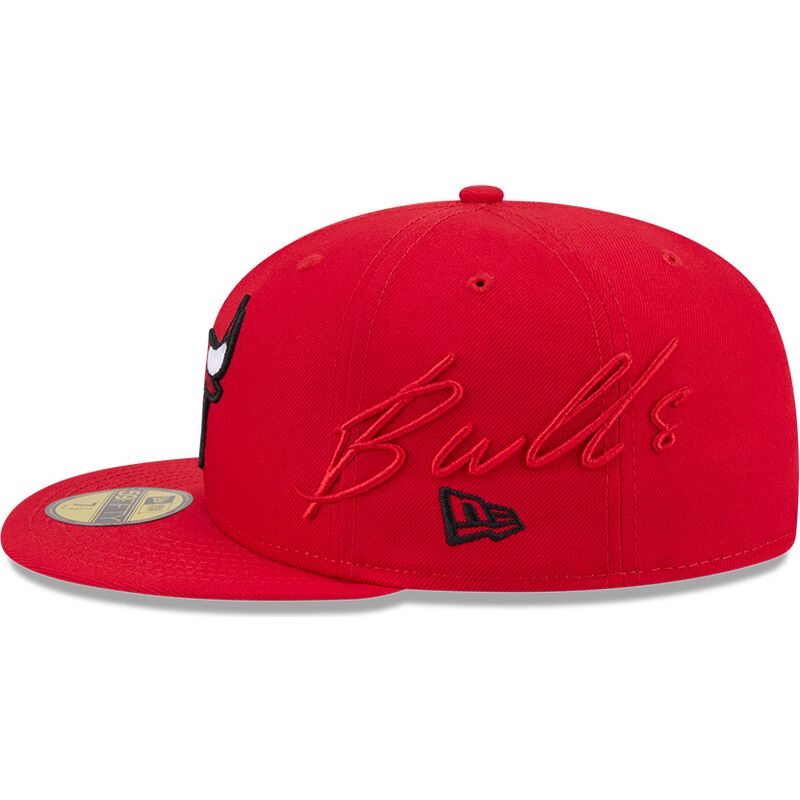 mutzen-flach-rot-angepasst-59fifty-side-script-der-chicago-bulls-nba-von-new-era mutzen-flach-rot-angepasst-59fifty-side-script-der-chicago-bulls-nba-von-new-era