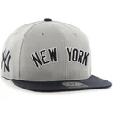 graue-snapback-kappe-mit-flachem-schirm-und-seitlichem-mlb-new-york-yankees-logo-von-47-brand