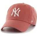 kappe-mit-gebogenem-schirm-rot-mit-grossem-frontlogo-von-mlb-new-york-yankees-von-47-brand