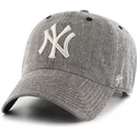 schwarze-kappe-mit-gebogenem-schirm-und-grossem-mlb-new-york-yankees-logo-von-47-brand